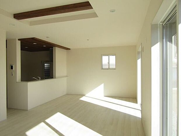 家族の会話が弾む、開放感ある対面式キッチン。料理中もリビングの様子が見えて安心です。