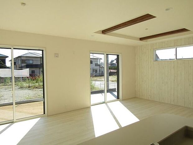 20帖のゆとりある空間は、ソファやダイニングテーブルのレイアウトも自在。窓からの採光もしっかり入り、明るく心地よい暮らしが広がります。