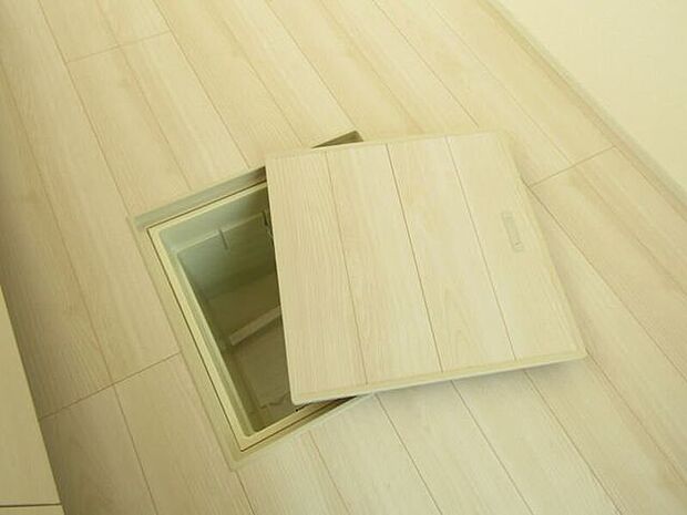 調味料や保存食品、日用品のストックなどをまとめて収納できる床下収納付き。