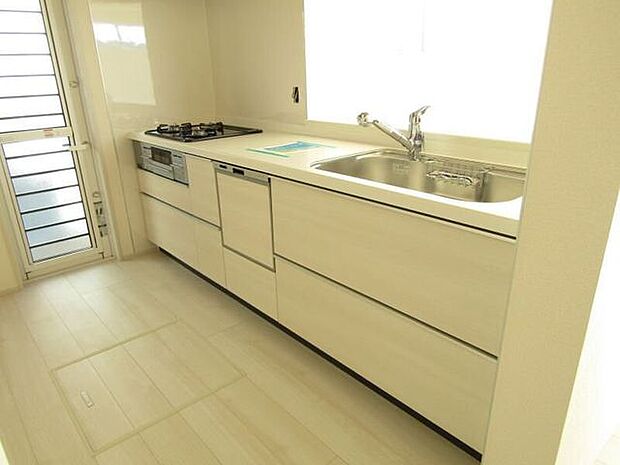 収納力の高いスライド式キャビネットや、お手入れしやすいワークトップなど、毎日の家事をサポートする機能が充実。