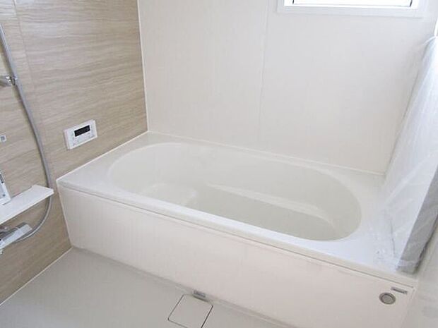 一日の疲れを癒してくれる浴室は清潔感があり明るい雰囲気。浴室窓もありますのでお掃除、換気にも便利です。