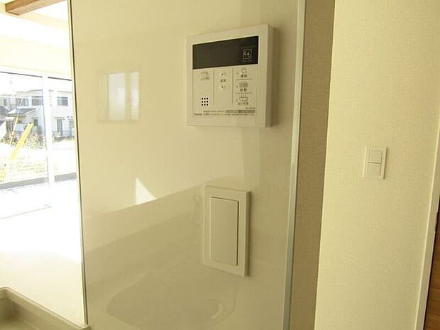 来訪者の顔を確認できるモニター付きインターホンで、セキュリティ面も安心。