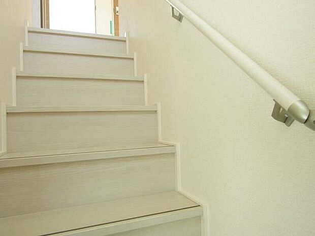 毎日の上り下りをしっかりサポートする階段手すり。小さなお子さまやご年配の方にも安心な設計です。