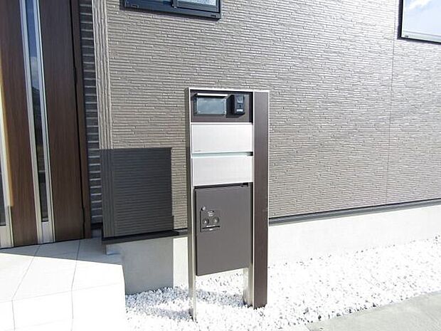 宅配ボックス付きで再配達の手間を省きつつ、防犯面にも配慮された安心の設備です。