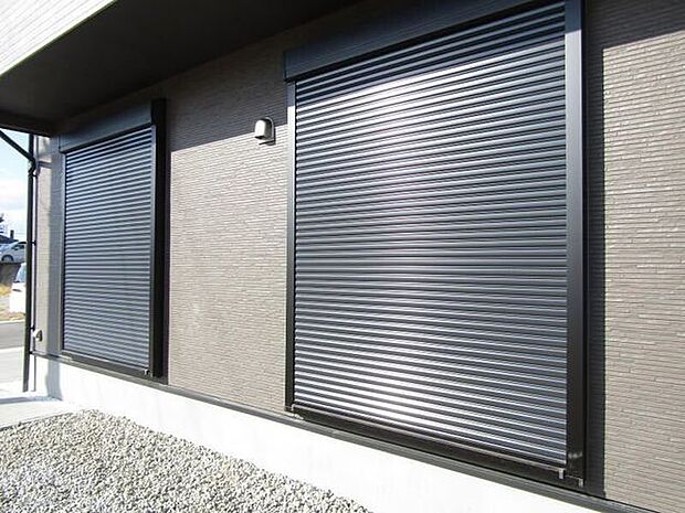 窓にはシャッター雨戸を完備。外出時や就寝時も、しっかりとプライバシーと安全を守ります。