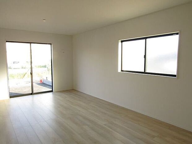 明るく開放感あふれるリビング。大きな窓からの自然光が明るく心地よい空間を作り出します。