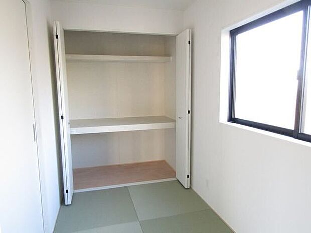 押入れ付きで、布団や衣類などをしっかり収納。使い勝手の良い和室です。