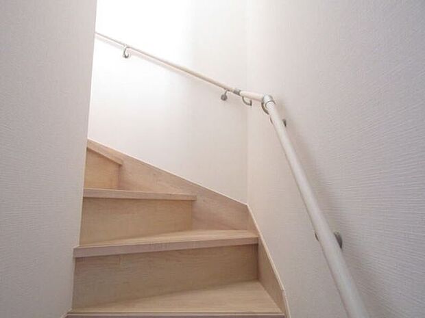 手すりを設置することで歩行のサポートとなり転倒の防止など思わぬ事故を防ぐことが出来ます。