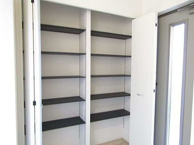 玄関周りをいつでもきれいに保てる、たっぷり収納のシューズクローゼット。季節ごとの靴はもちろん、傘や小物類もすっきり収まり、家族の毎日を快適にサポートします。