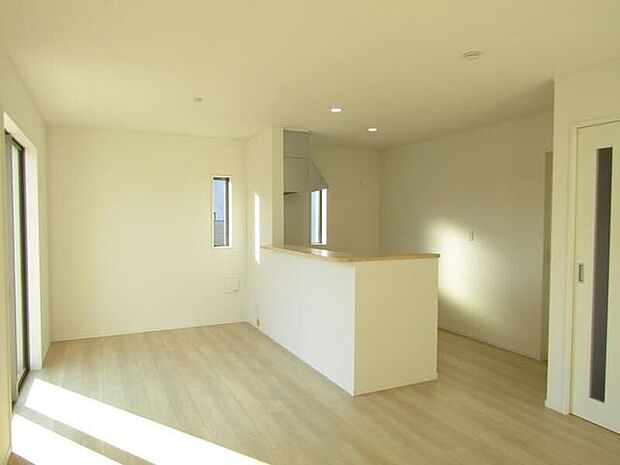 キッチンからダイニング、リビング全体を見渡せます。調理をしながら、家族との会話を楽しめます。