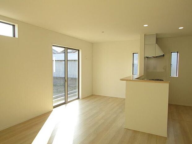 明るく開放感あふれるリビング。大きな窓からの自然光が明るく心地よい空間を作り出します。