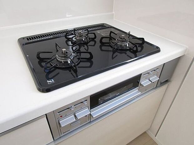 3口のコンロで複数の料理を一度に調理できるため、忙しい毎日の調理時間を大幅に短縮。