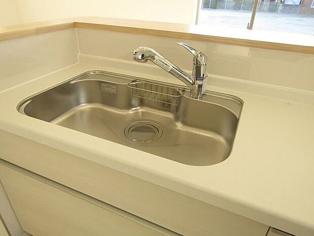 蛇口一体型の浄水器で、見た目もすっきり。キッチンまわりを美しく保てます。