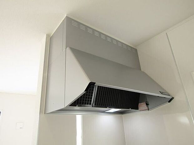 スタンダードで使いやすいブーツ型レンジフードを採用。安定した吸引力でしっかりと煙やニオイを排出します。