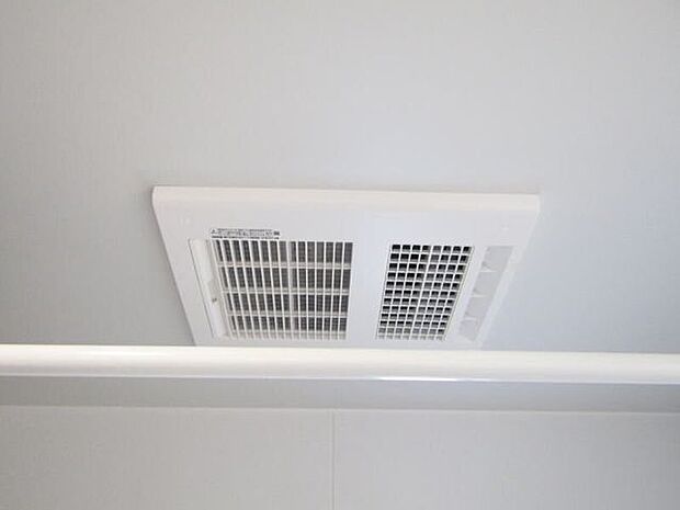 浴室乾燥機付きで、雨の日のお洗濯も安心。カビ予防にも効果的です。