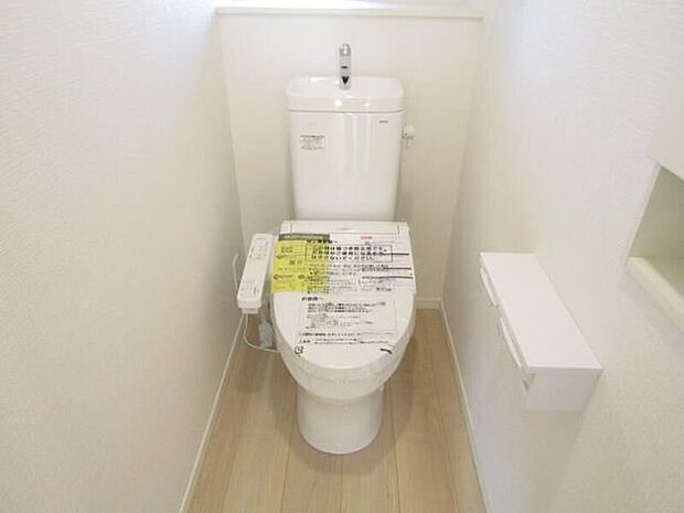 空間を無駄なく活かしたトイレスペース。ニッチ収納を設けるなど、使いやすさにも配慮しました。