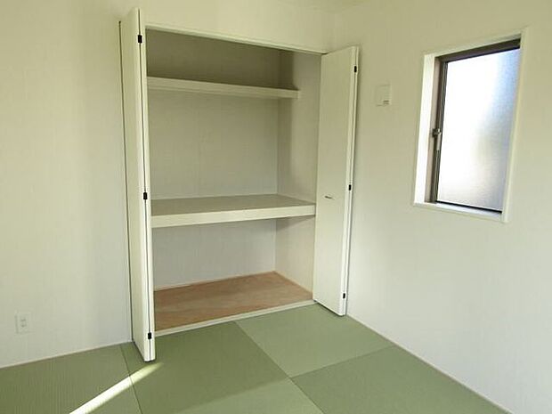 押入れ付きで、布団や衣類などをしっかり収納。使い勝手の良い和室です。