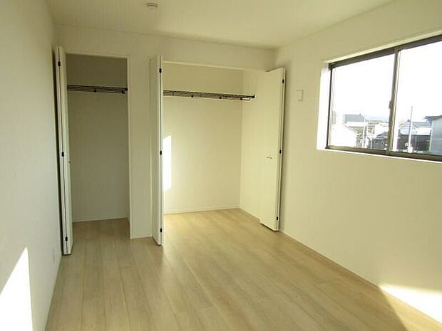 すべての居室にクローゼットなどの収納を完備しているため、衣類や日用品をそれぞれのお部屋でしっかり収納できます。