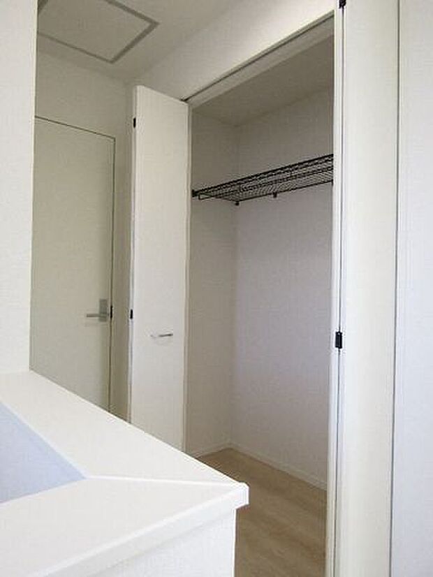 廊下に設けられた収納スペースは、日常使いの掃除用具や季節用品、日用品の収納に便利。すっきりと整理整頓でき、住空間をより快適に保ちます。