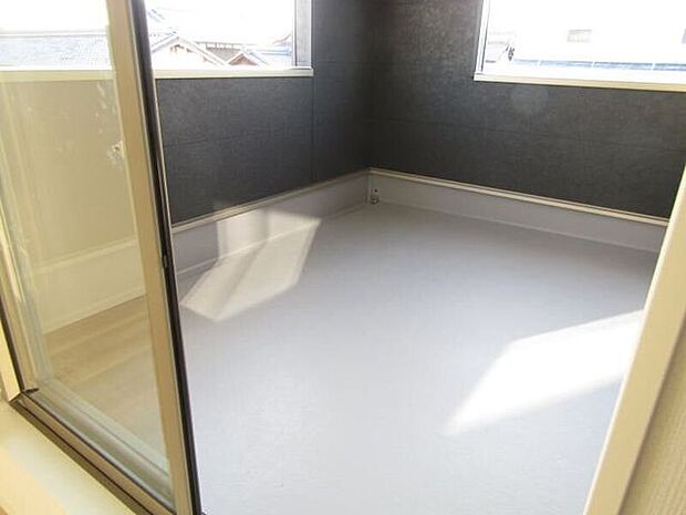 屋根付きインナーバルコニーで天候を気にせず洗濯物が干せます