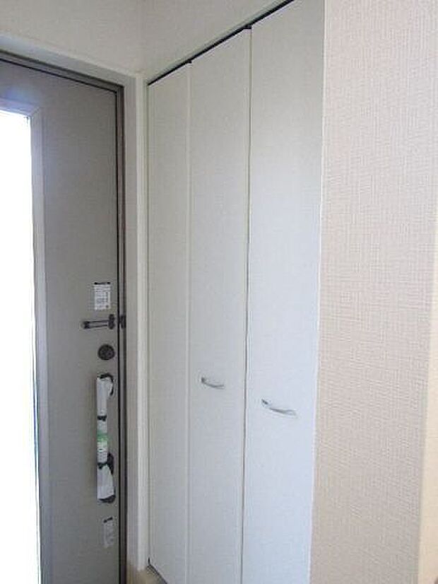 玄関周りをいつでもきれいに保てる、たっぷり収納のシューズクローゼット。季節ごとの靴はもちろん、傘や小物類もすっきり収まり、家族の毎日を快適にサポートします。