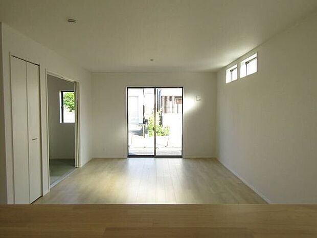 明るく開放感あふれるリビング。大きな窓からの自然光が明るく心地よい空間を作り出します。