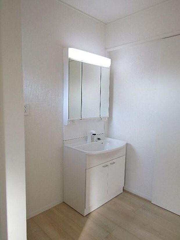 シャワー水栓で、洗髪やお掃除もスムーズ。三面鏡の裏にはたっぷり収納スペースがあり、洗面まわりの小物をすっきり整理できます。毎日の身支度が快適になる、機能的な洗面化粧台です。