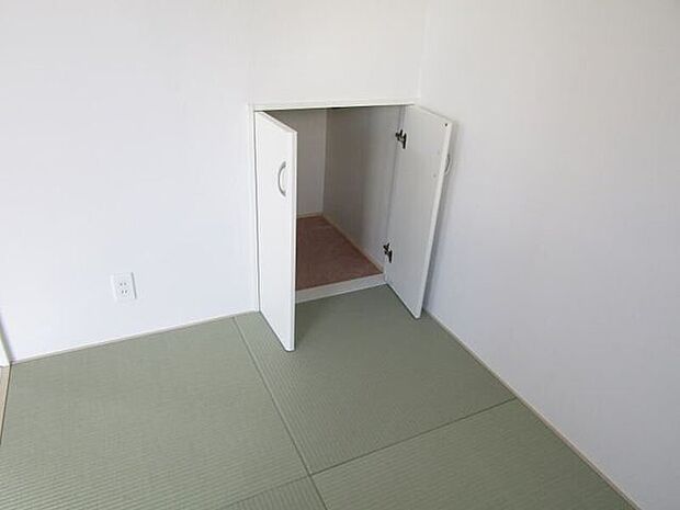 奥行きのある物入れを備えているので、お子様の荷物や季節家電などを収納しておけます。
