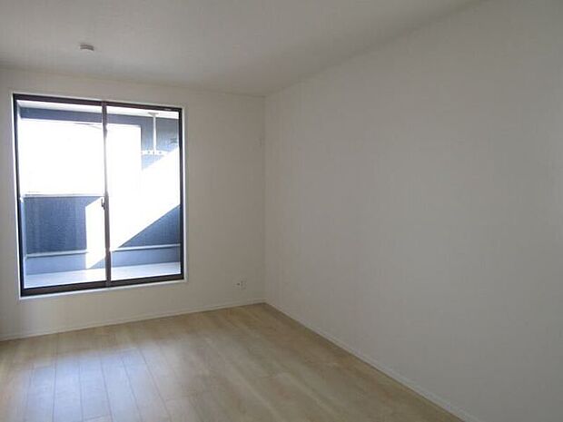 大きな窓からたっぷりと自然光が差し込む明るい洋室。バルコニーへの出入りもスムーズです。