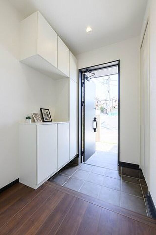 明るさも自慢の玄関ホール。室内が見えないように設計されています。