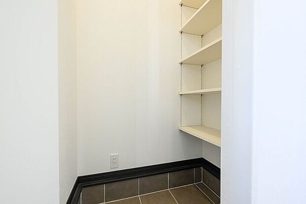 下足箱+シューズクロークを兼ね備えた玄関。ベビーカーやゴルフバックも置けますね。