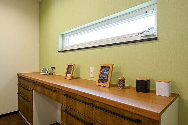 キッチン背面のカップボードは収納力も抜群!食器はもちろん、調味料や食材のストックなどを収納しておくことができます。