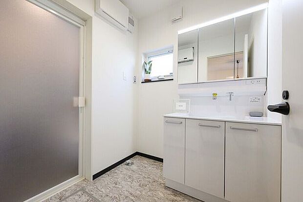 ゆとりの洗面スペースで朝の身支度もスムーズに!