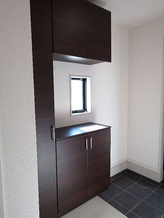 たっぷり収納できるシューズボックスは、家族みんなの靴をすっきり整理。玄関がいつもきれいに保て、出かける前の身支度もスムーズに行えます。