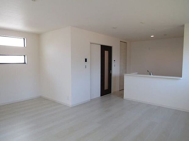 家族の会話が弾む、開放感ある対面式キッチン。料理中もリビングの様子が見えて安心です。