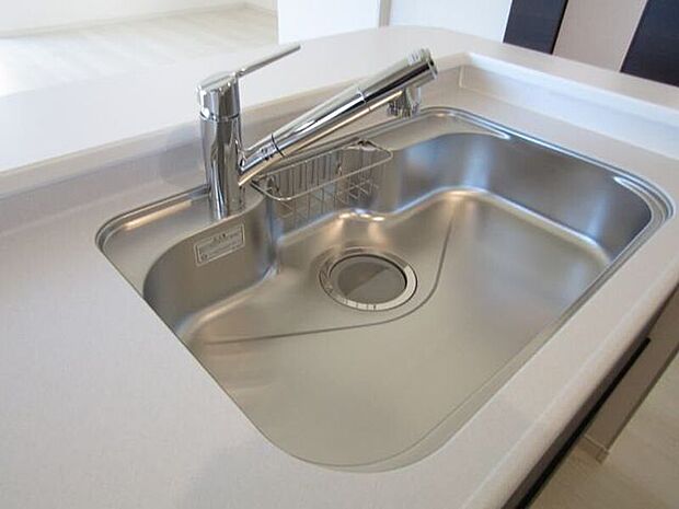 浄水器内蔵の水栓で、毎日の料理や飲み水もよりおいしく、快適に。