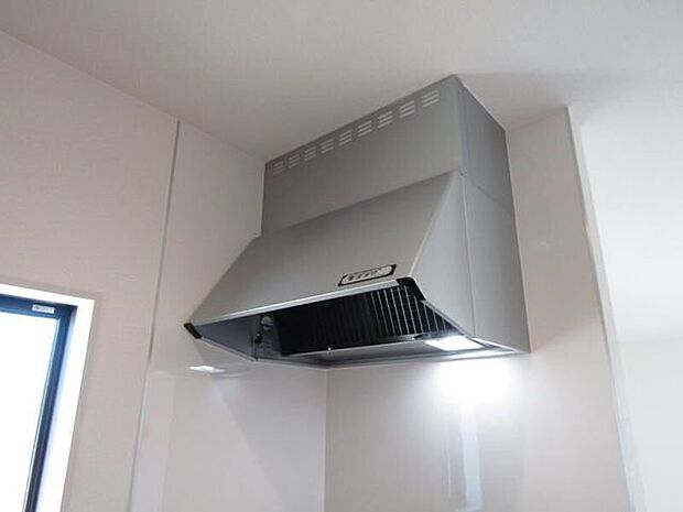 スタンダードで使いやすいブーツ型レンジフードを採用。安定した吸引力でしっかりと煙やニオイを排出します。