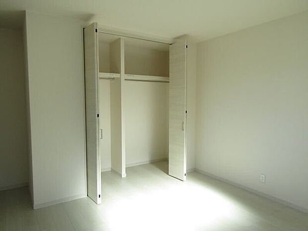 全ての居室に収納スペースを完備。各部屋でしっかり整理整頓ができ、快適でスッキリとした住空間を実現します。