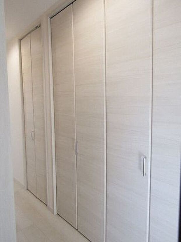 1階には廊下収納とファミリークローゼット付きで収納力抜群。家族みんなの衣類や季節用品をすっきり収納。