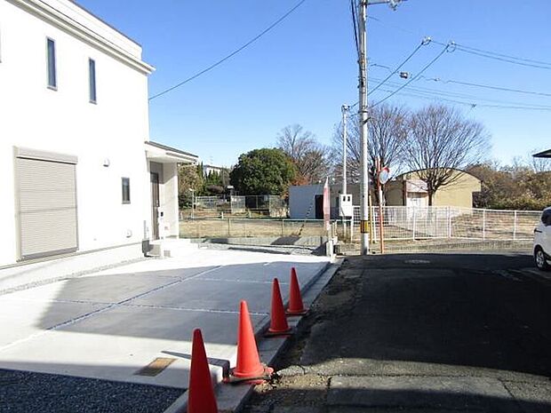 現地（2025年12月）撮影◆前面道路は幅員5.2mとなっており車のすれ違いもスムーズにできます。