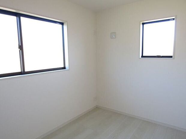 採光をしっかり確保しながら、窓下にベッドや収納家具を置ける腰窓の洋室。子ども部屋や寝室としても使い勝手の良い空間です。