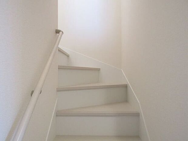 子育て世代にも安心の階段手すり。毎日の上り下りを支える、暮らしに寄り添う設備です。