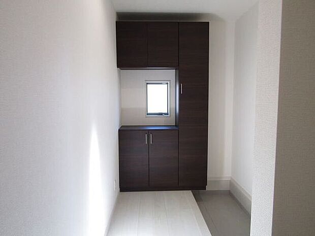 たっぷり収納できるシューズボックスは、家族みんなの靴をすっきり整理。玄関がいつもきれいに保て、出かける前の身支度もスムーズに行えます。