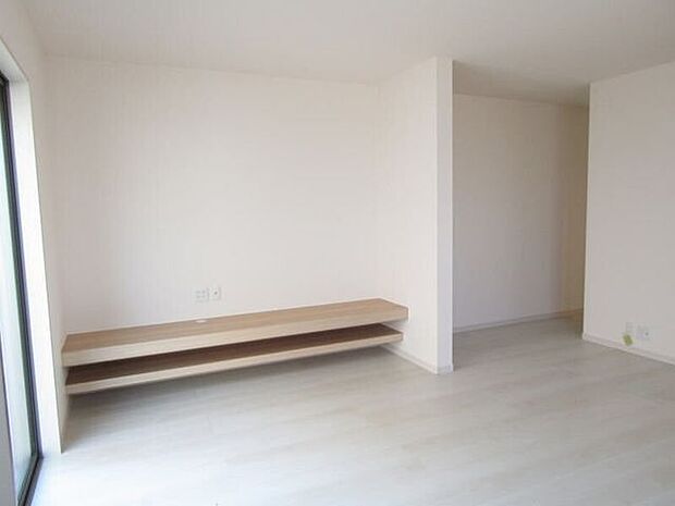 家族との団らんやそれぞれの時間をゆったりと過ごせる、ゆとりのあるLDK。造作のテレビボードを設け、空間に統一感を持たせています。