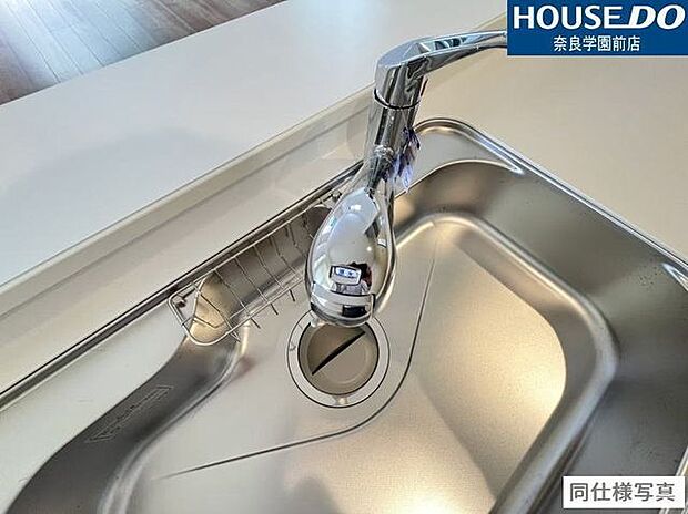 浄水器内蔵の水栓で、毎日の料理や飲み水もよりおいしく、快適に。