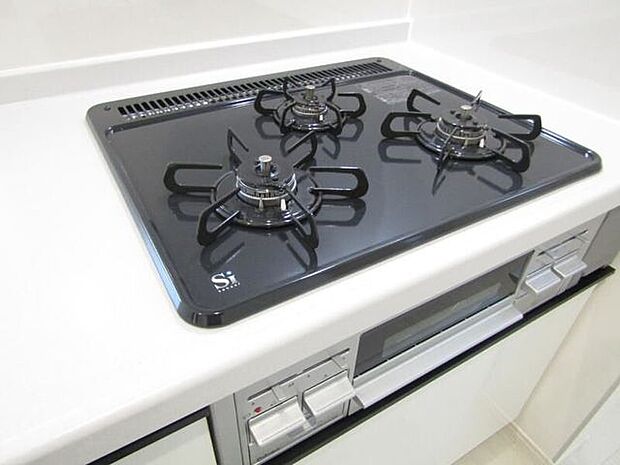 3口のコンロで複数の料理を一度に調理できるため、忙しい毎日の調理時間を大幅に短縮。