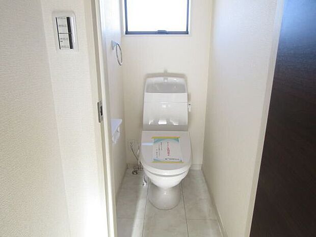 洗浄便座付きトイレが2箇所あるので、混雑しがちな朝もスムーズ