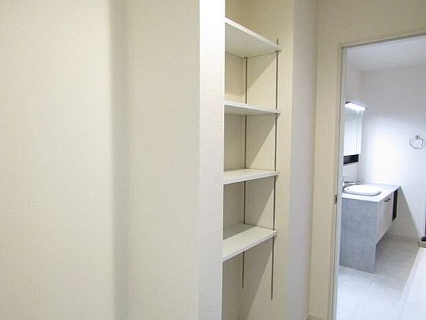 洗面室から続く大容量のファミリークローゼットは、家族みんなの衣類や季節用品をすっきり収納。忙しい朝も効率よく準備ができる便利な空間です。