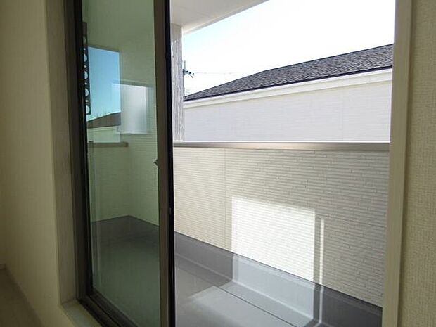 屋根付きインナーバルコニーで天候を気にせず洗濯物が干せます