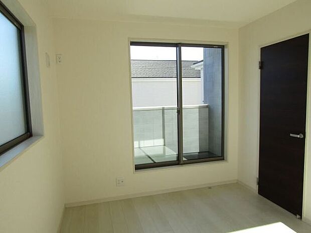 大きな窓からたっぷりと自然光が差し込む明るい洋室。バルコニーへの出入りもスムーズです。